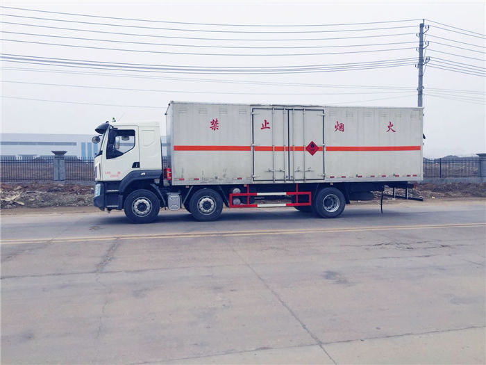 柳汽小三軸易燃液體廂式運輸車